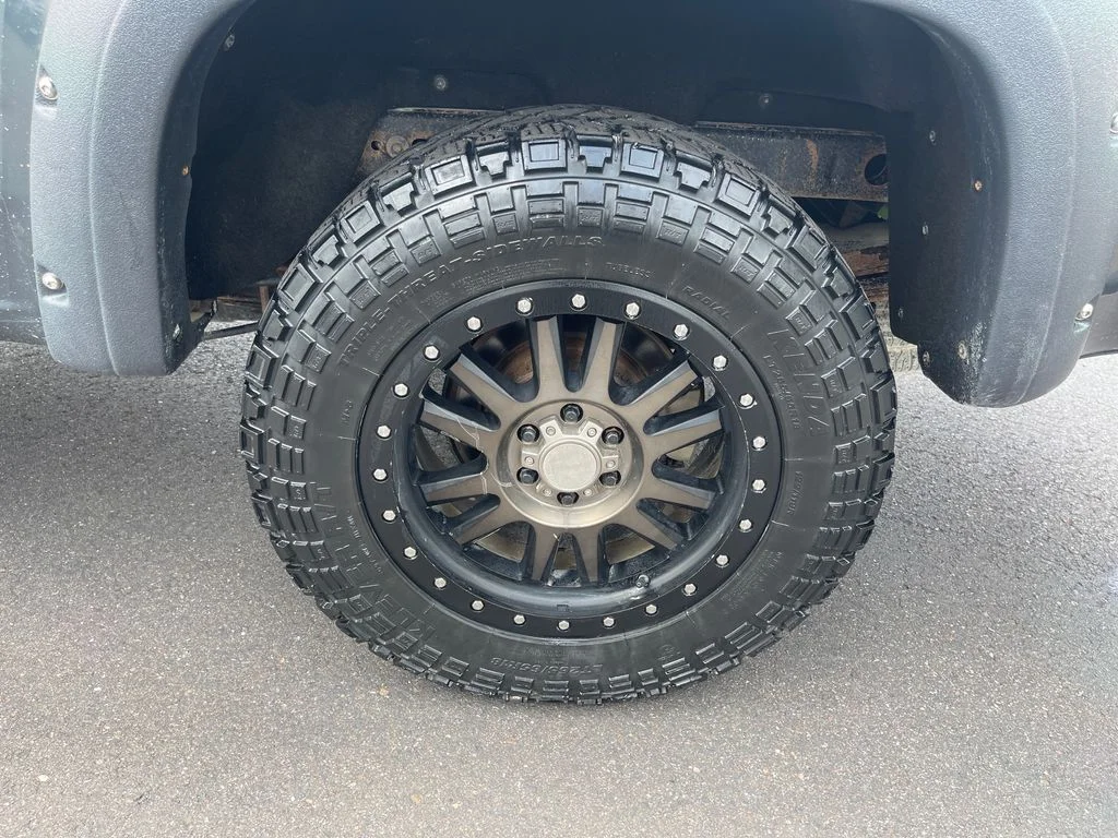 Used 2017 Gray Chevrolet Z71 image 13