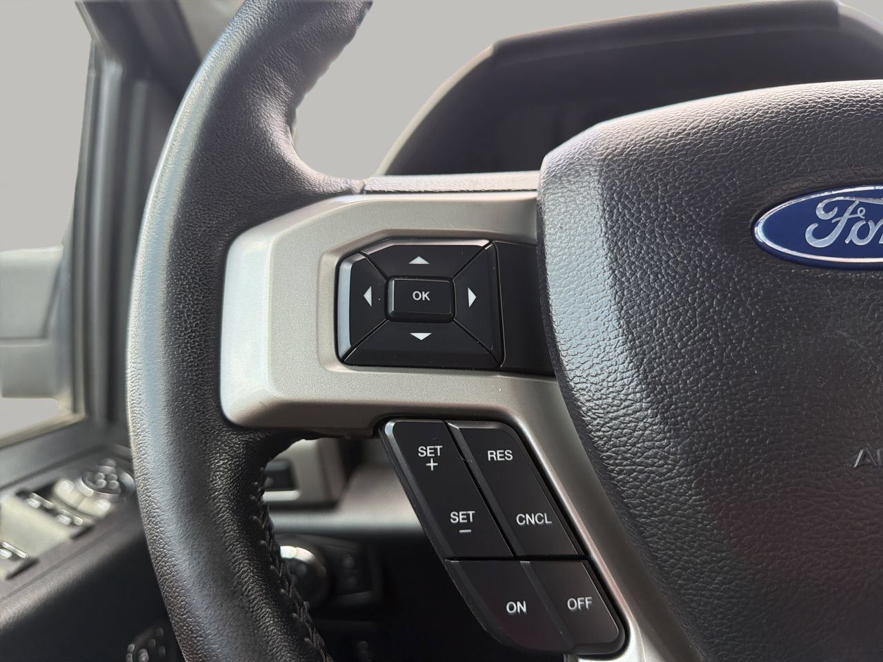 Used 2019 Magnetic Ford Lariat image 29