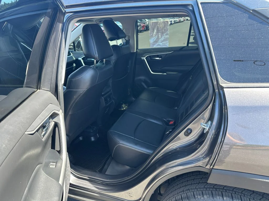 Used 2019 Gray Toyota XLE Premium image 14