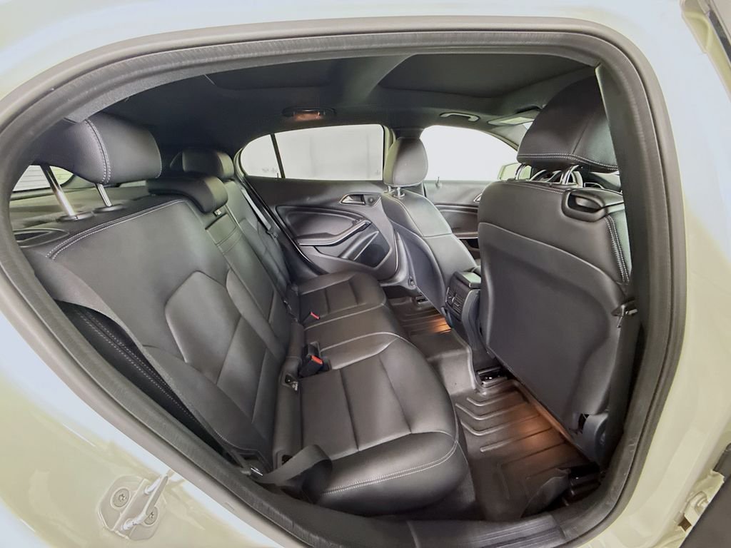 Used 2016 White Mercedes-Benz GLA 250 image 29