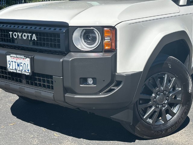 Used 2025 White Toyota 1958 image 3