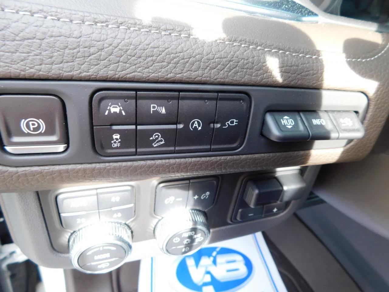 Used 2021 White GMC 4WD 4dr Denali image 41