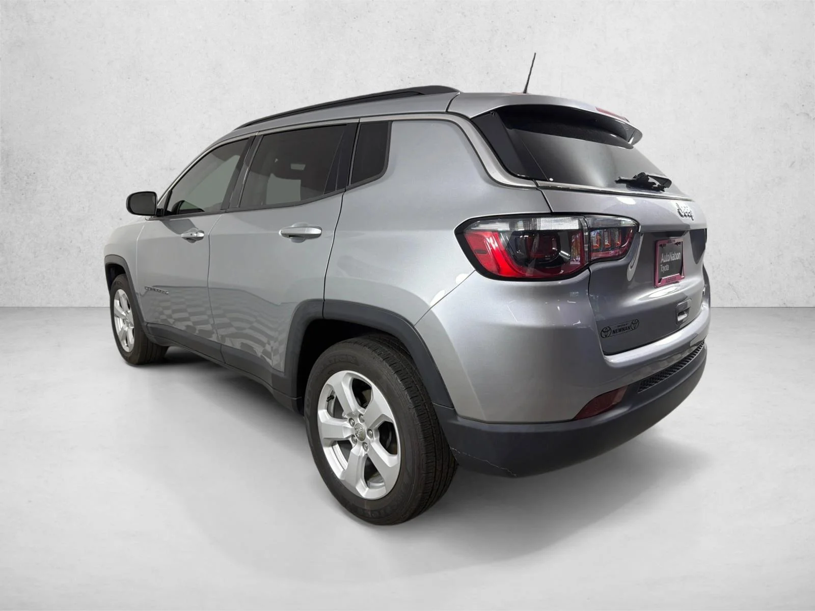 Used 2021 Silver Jeep Latitude image 5