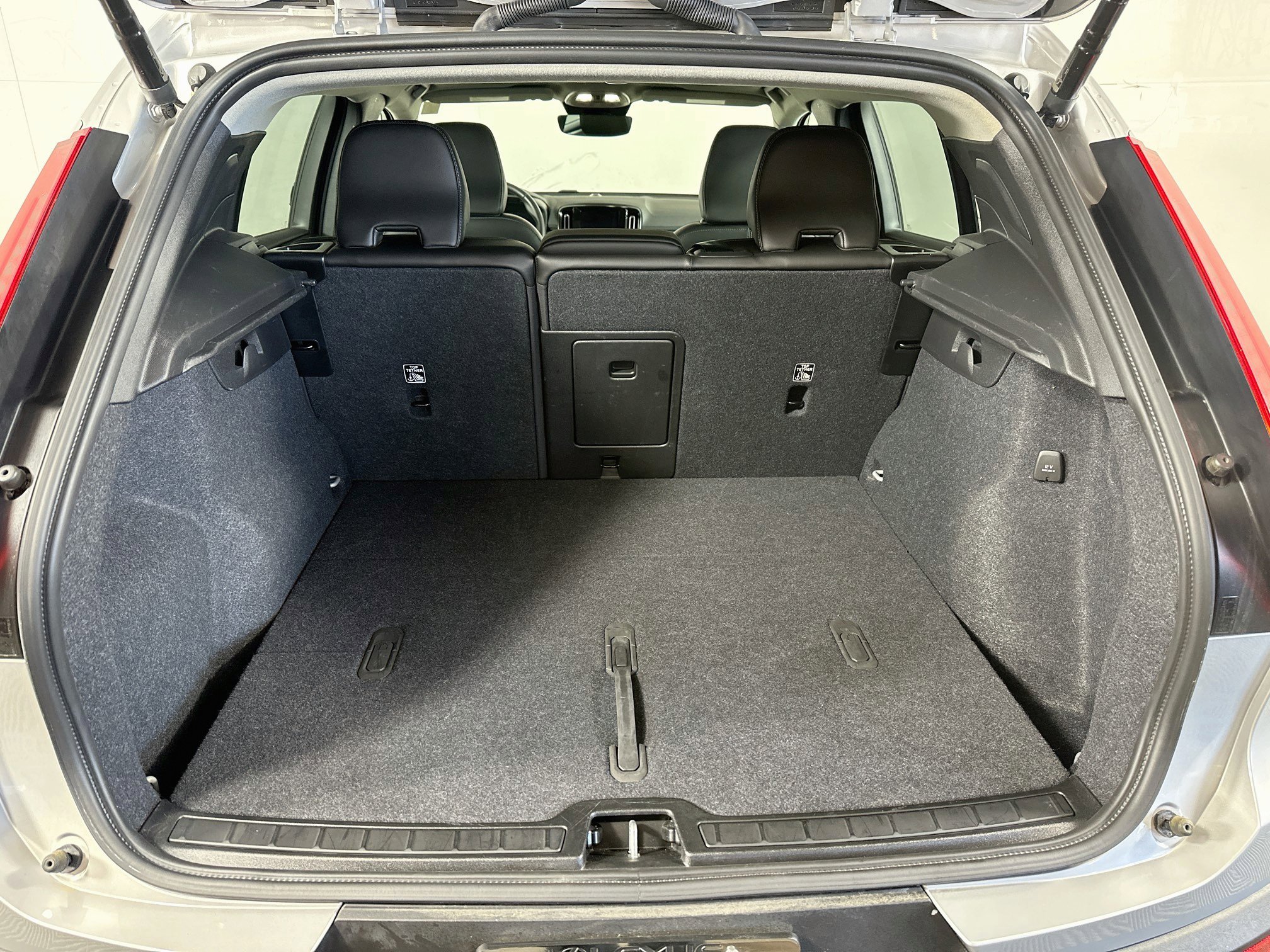 2025 Volvo XC40 Plus - Photo 25