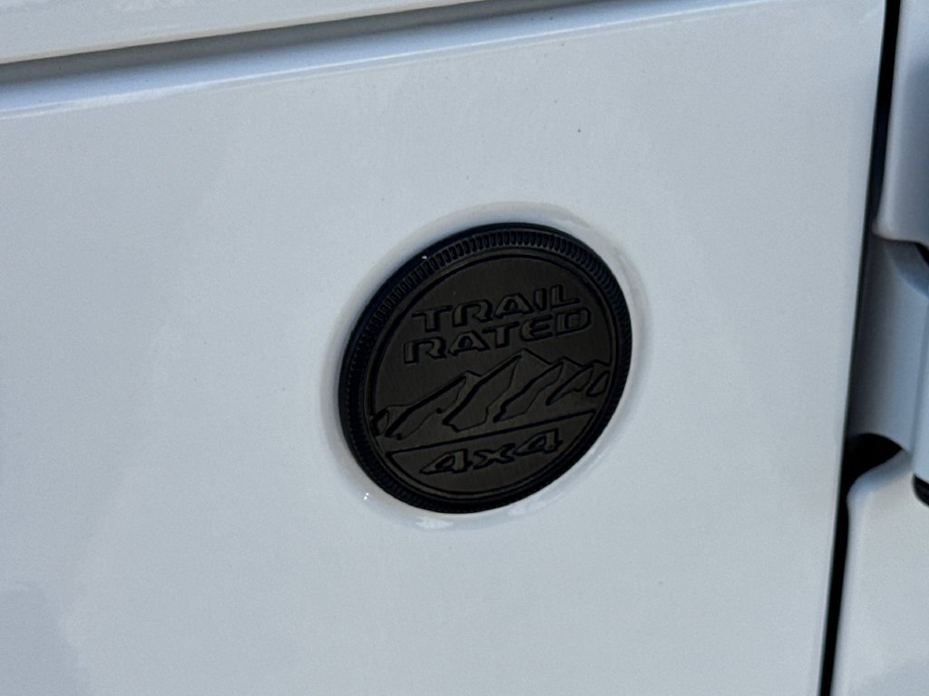 Used 2022 White Jeep Unlimited Sahara Altitude image 9