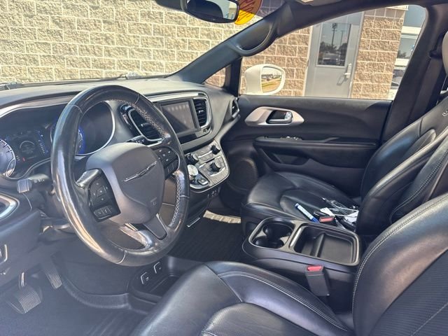 Used 2019 Bright White Clearcoat Chrysler Touring L image 16