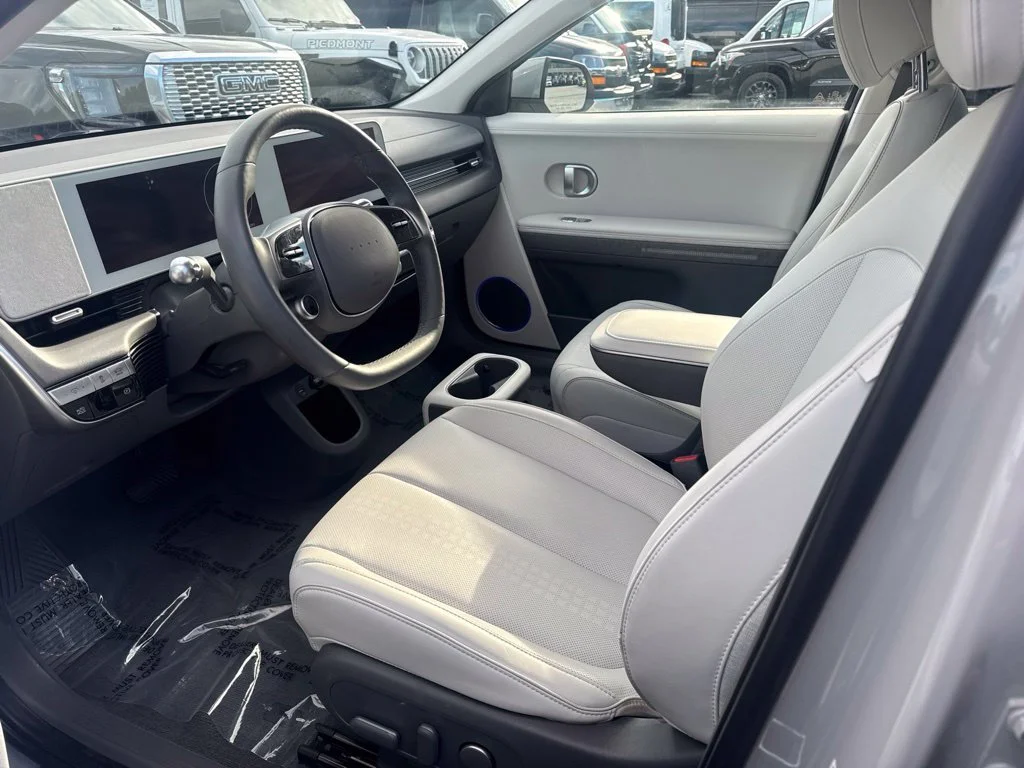 Used 2023 Gray Hyundai SEL image 3