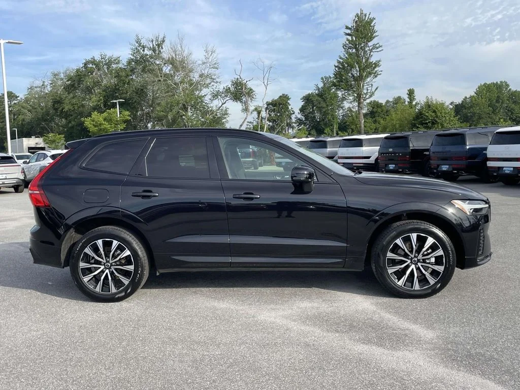 Certified Used 2025 Onyx Black Volvo Core image 29