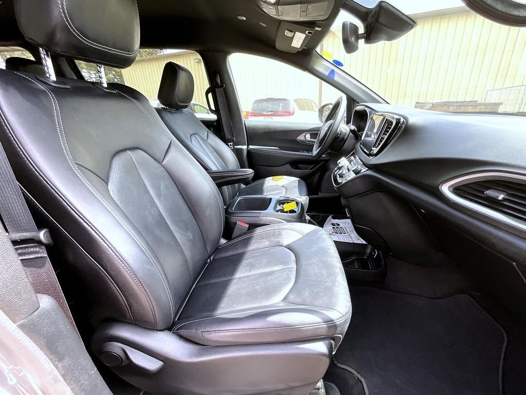 Used 2025 White Chrysler Select image 15
