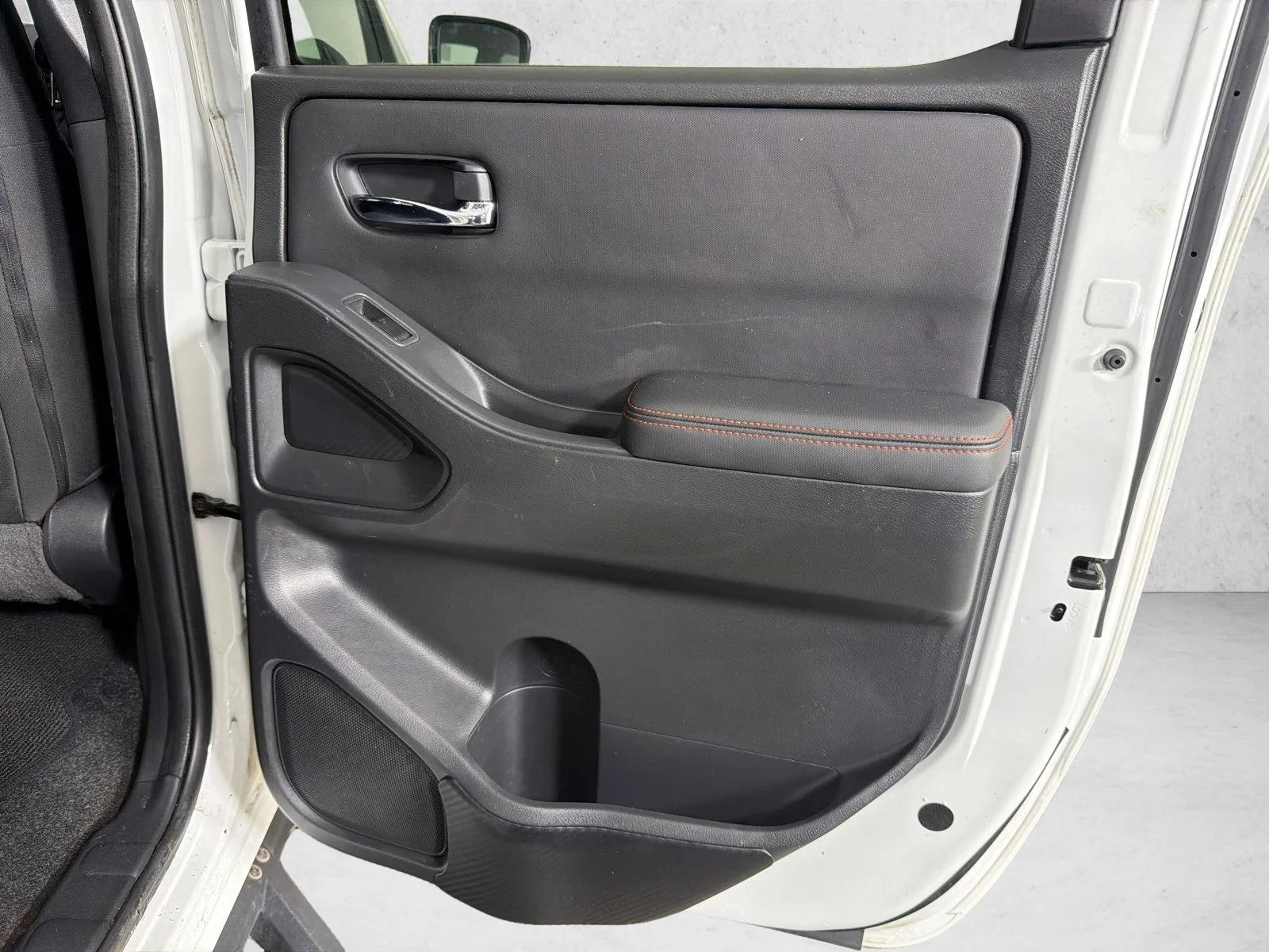 Used 2022 Whtie Nissan PRO-4X image 16