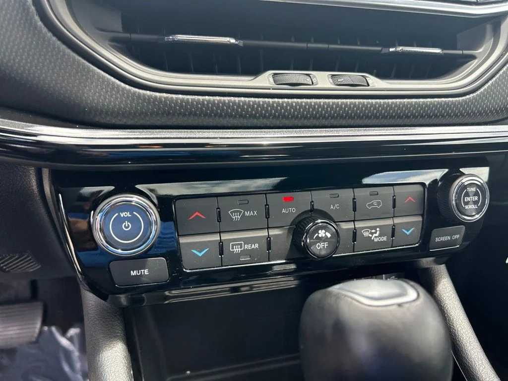Certified Used 2025 Black Jeep Latitude image 38