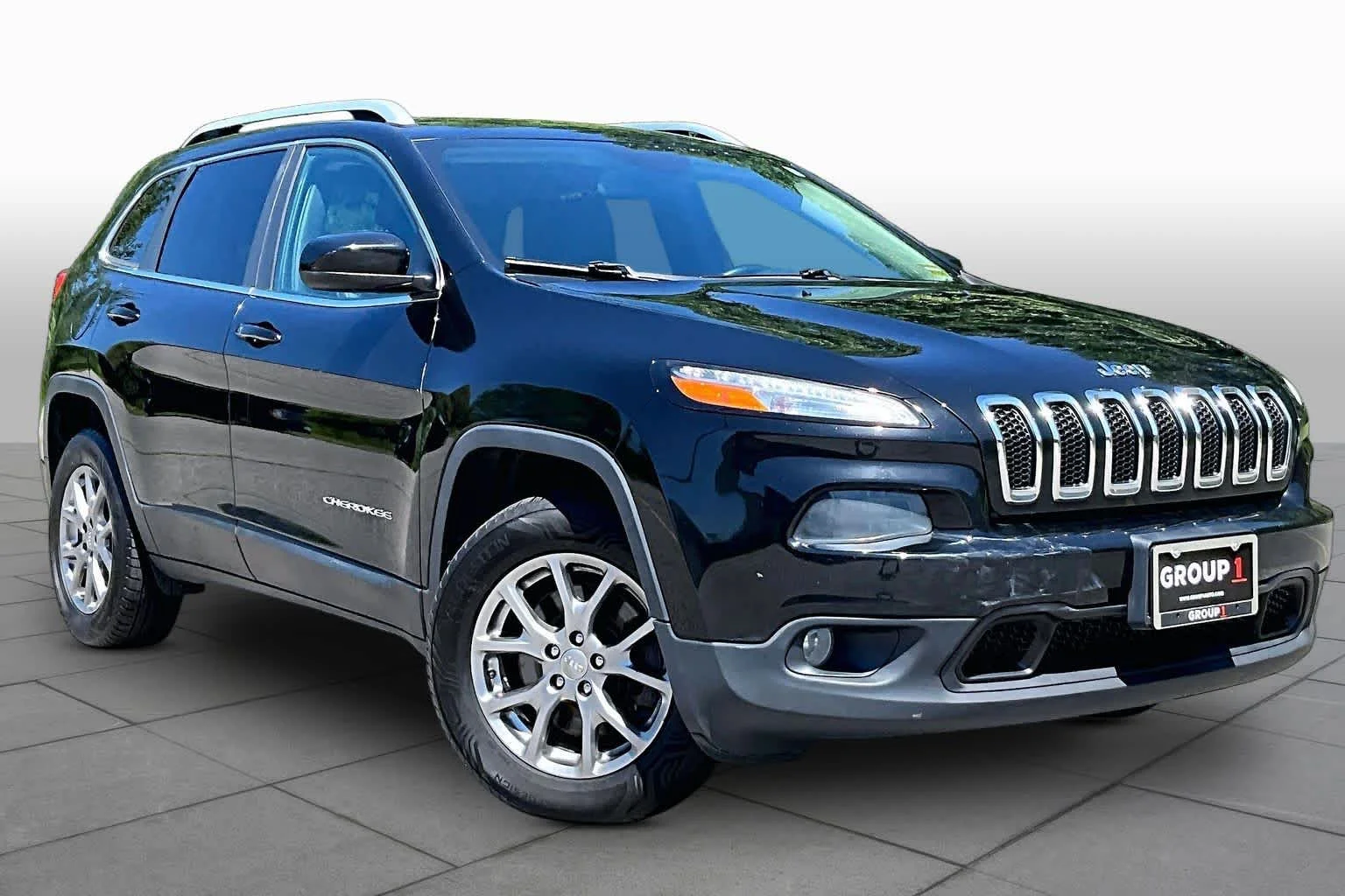 Used 2018 Diamond Black Crystal Pearlcoat Jeep Latitude Plus image 3