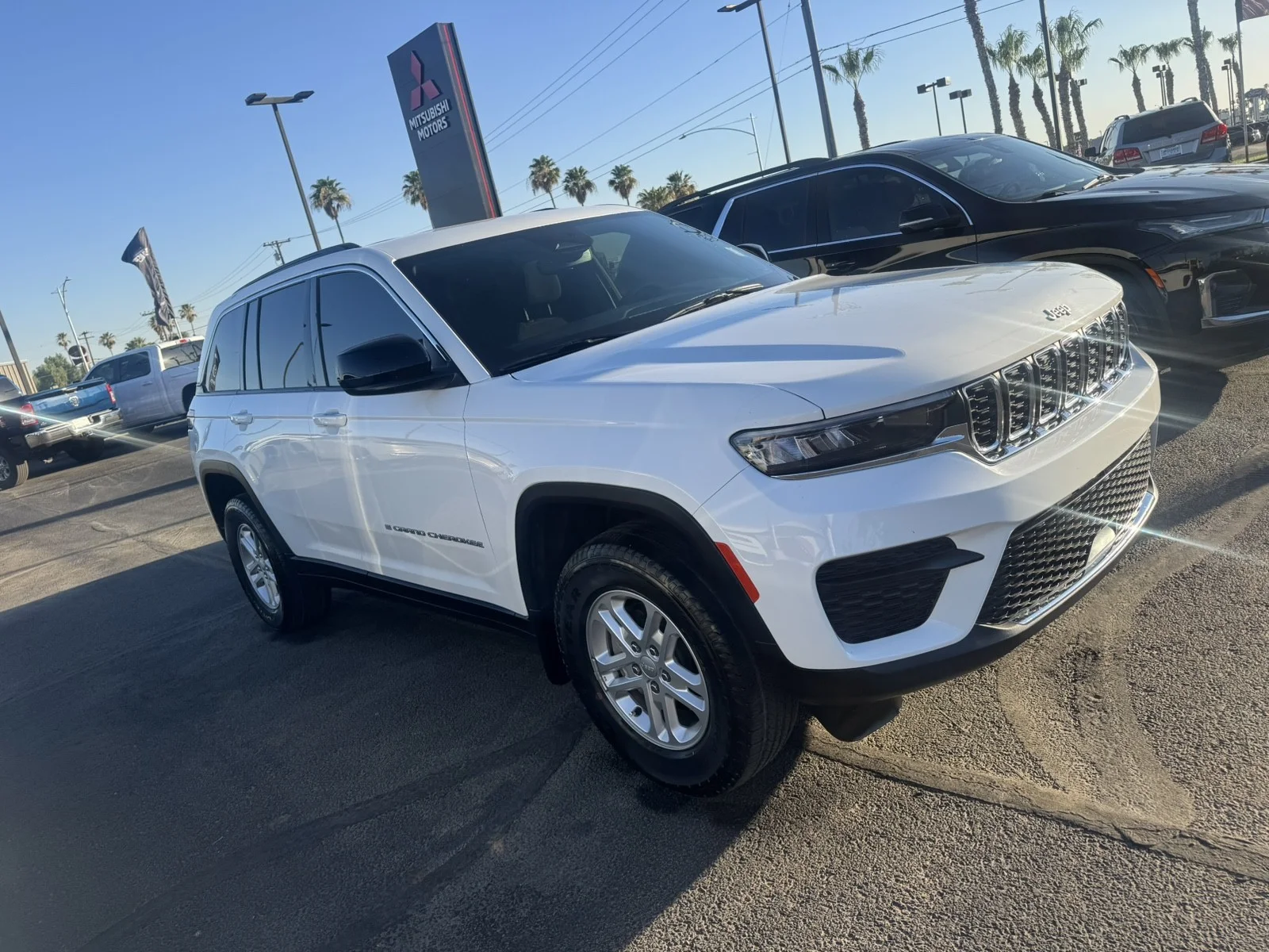 Used 2024  Jeep Laredo image 3