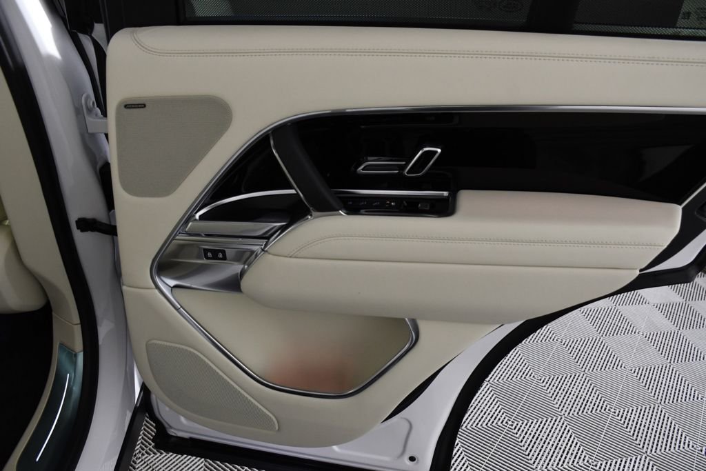 New 2026 Ostuni Perl Wh Land Rover SE image 20