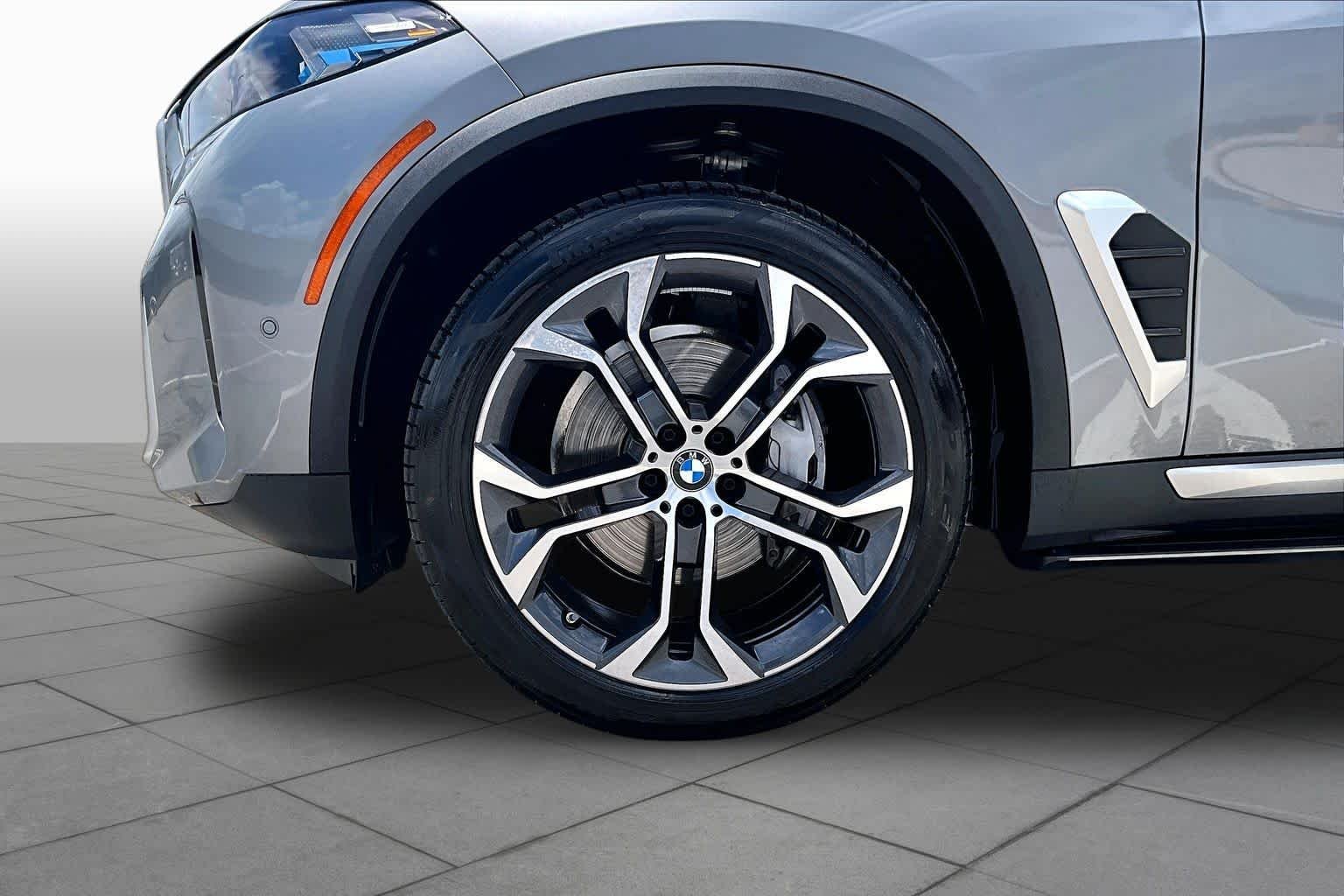 Used 2025 Skyscraper Grey Metallic BMW sDrive40i image 11