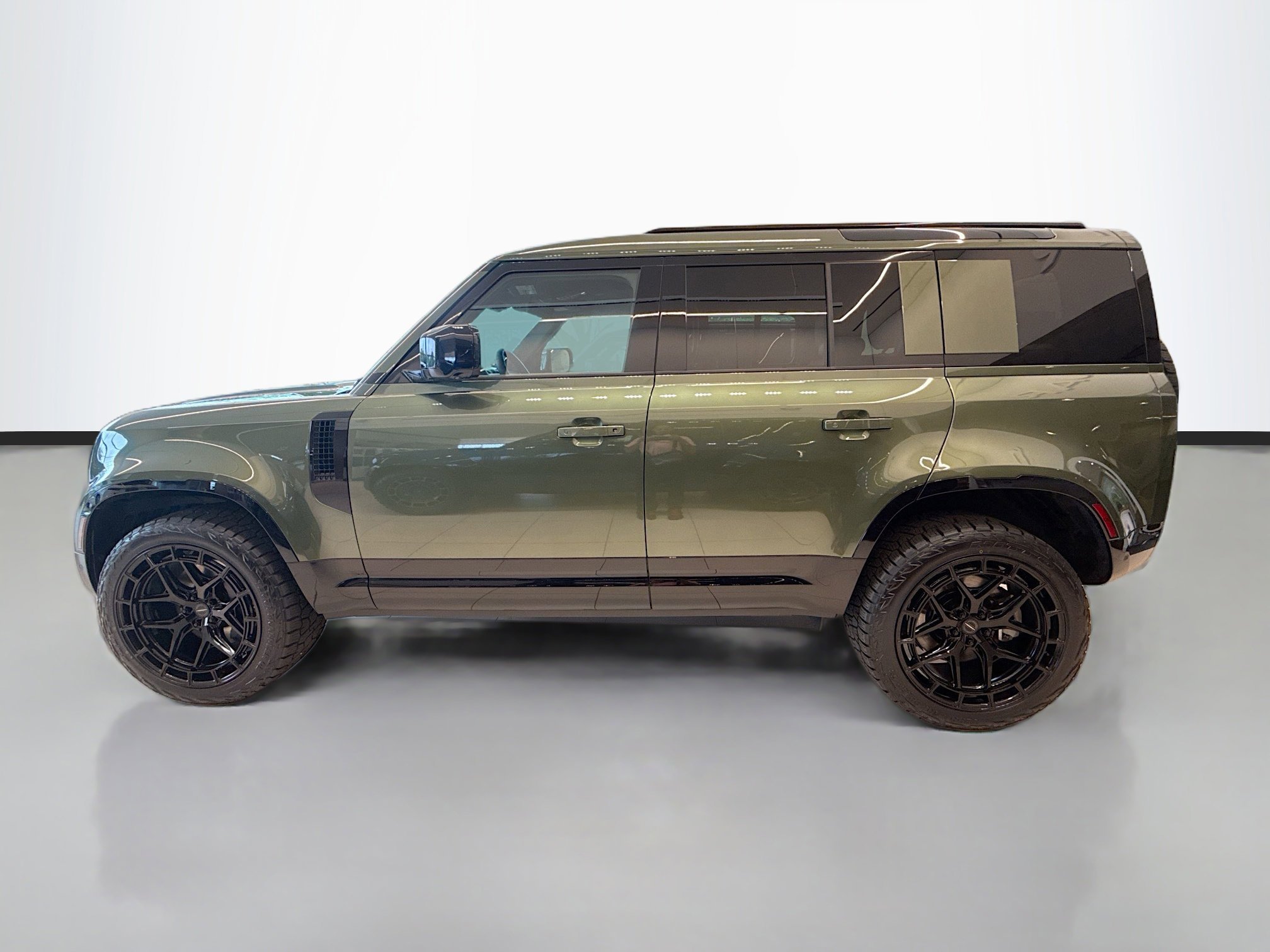 New 2026 Woolstone Green Land Rover X-Dynamic SE image 2