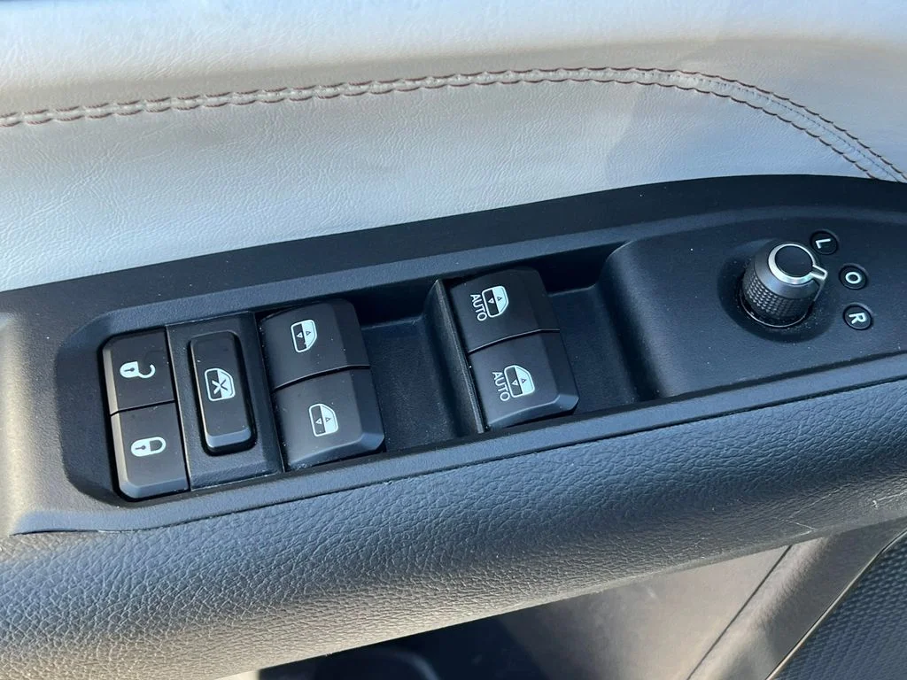 Used 2025 White Jeep Limited image 16