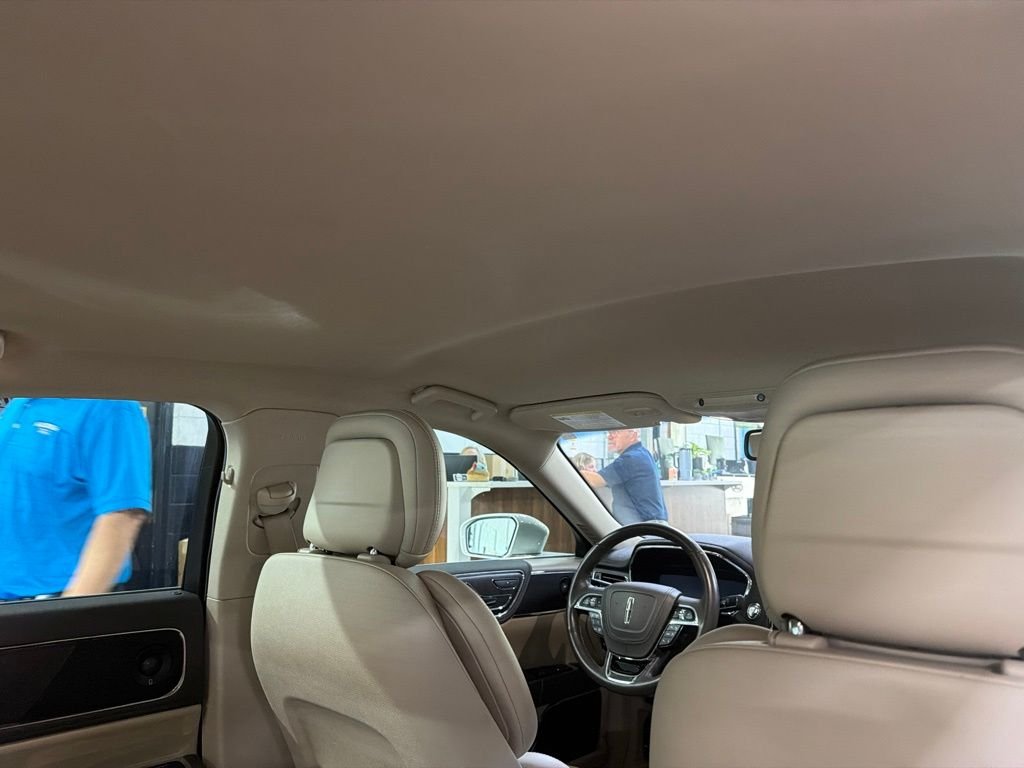 Used 2020 White Lincoln Standard image 11