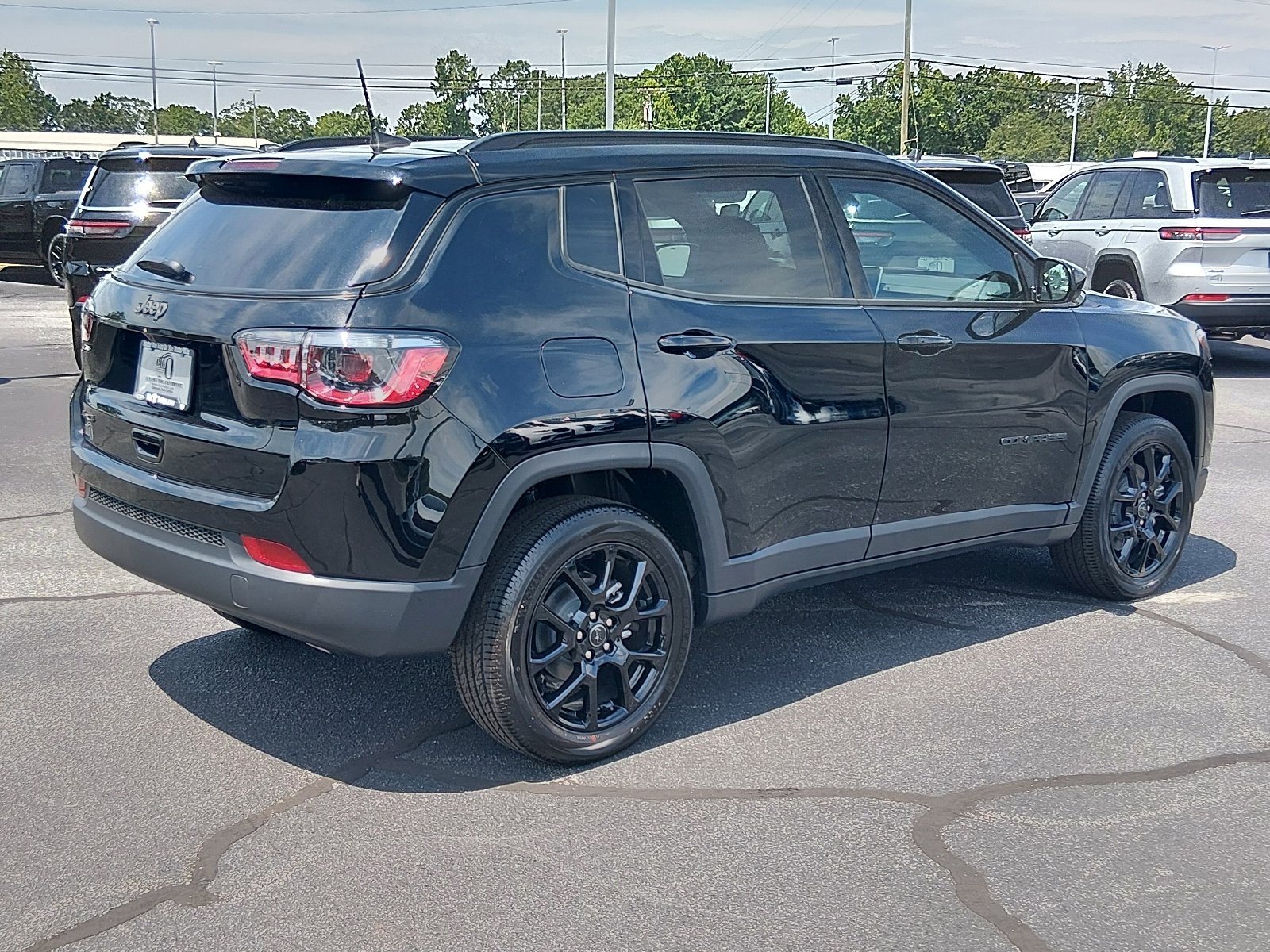 New 2026 Diamond Black Crystal Pearlcoat Jeep Latitude Altitude image 3