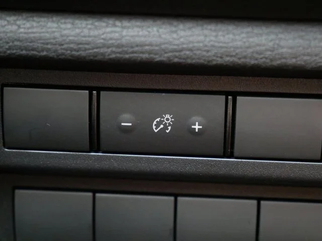 Used 2023 White Diamond Mitsubishi ES image 16