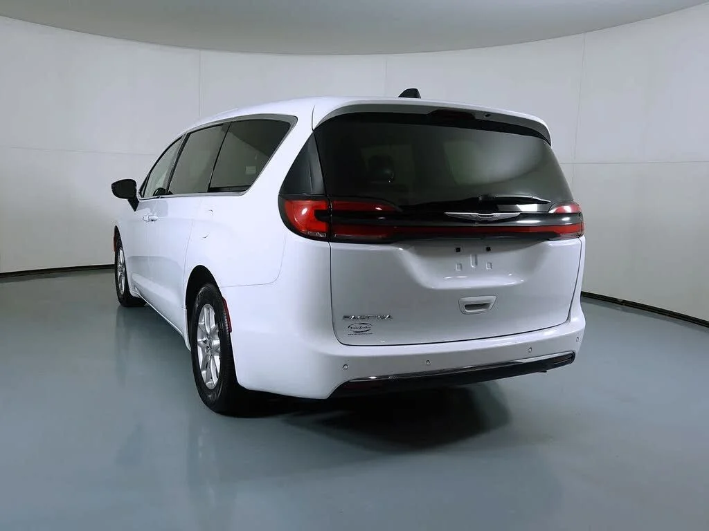 Used 2024 White Chrysler Touring L image 3