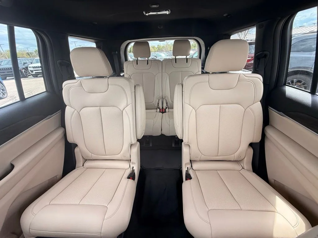 New 2026 Diamond Black Crystal Pearl-Coat Exterior Paint Jeep Limited image 26