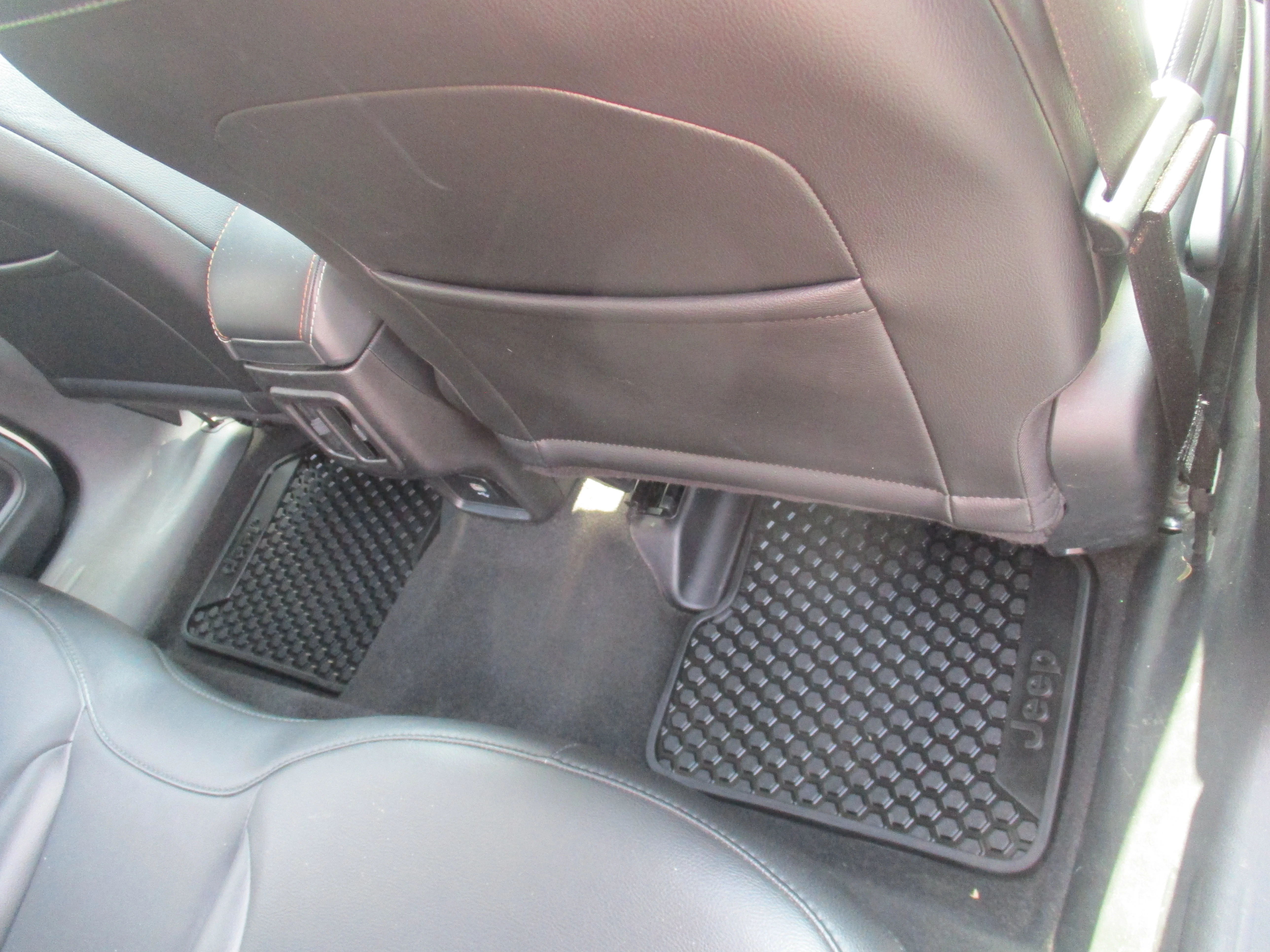 Used 2020 White Clearcoat Jeep Latitude image 39