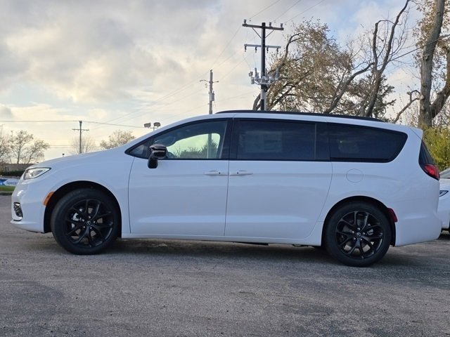 New 2026 Bright White Clear-Coat Exterior Paint Chrysler Select image 24