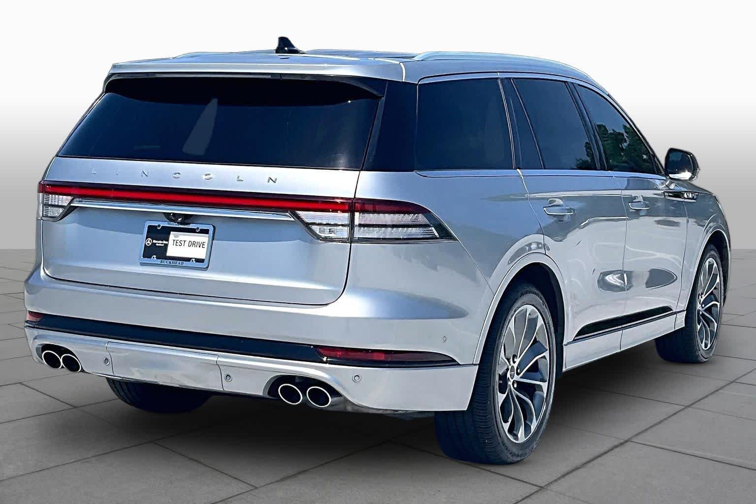 Used 2021 Silver Radiance Lincoln Grand Touring image 12