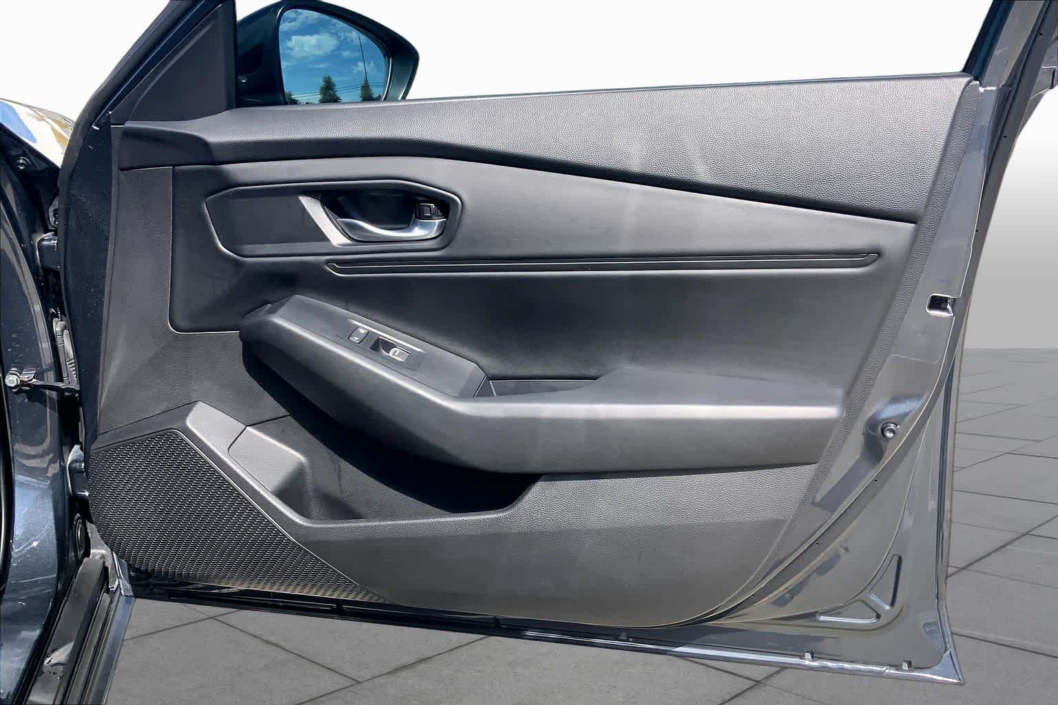 Used 2025 Meteorite Gray Metallic Honda SE image 22