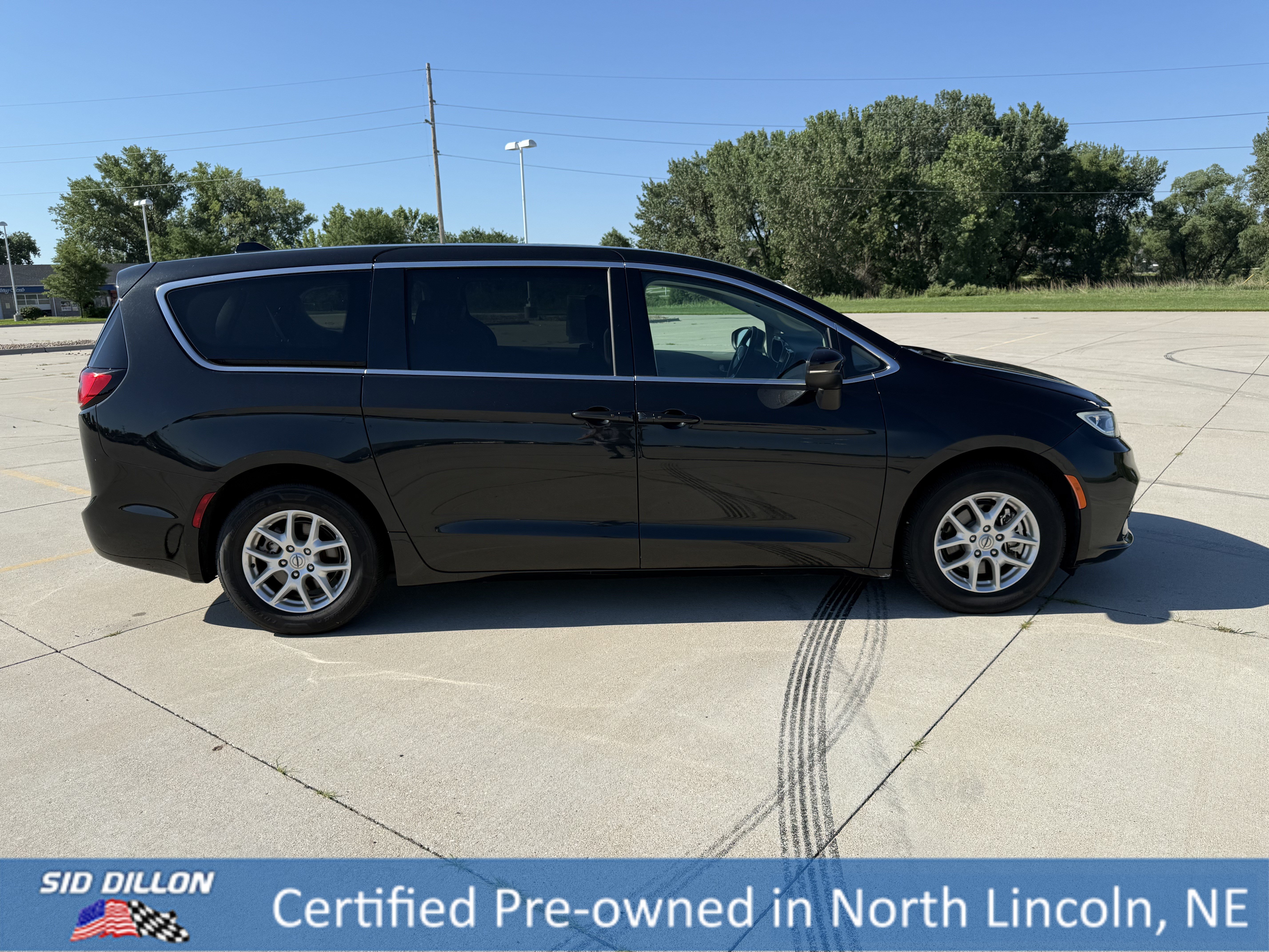 Used 2023 Brilliant Black Crystal Pearlcoat Chrysler Touring L image 3