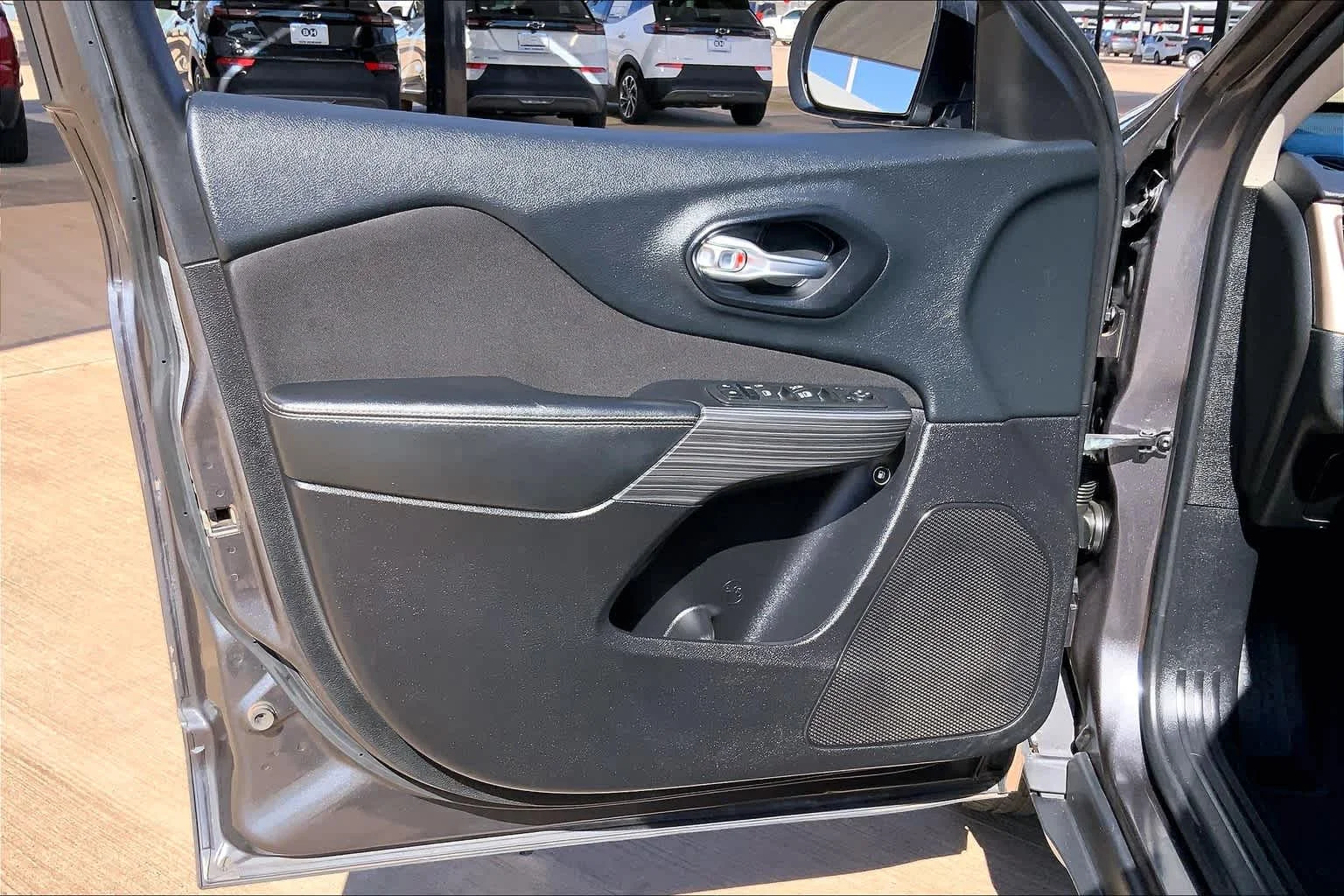 Used 2015 Granite Crystal Metallic Clearcoat Jeep Latitude image 20