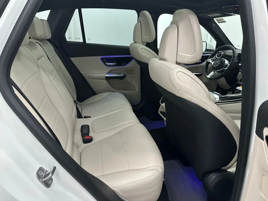 New 2027 White Mercedes-Benz GLC 300 image 24