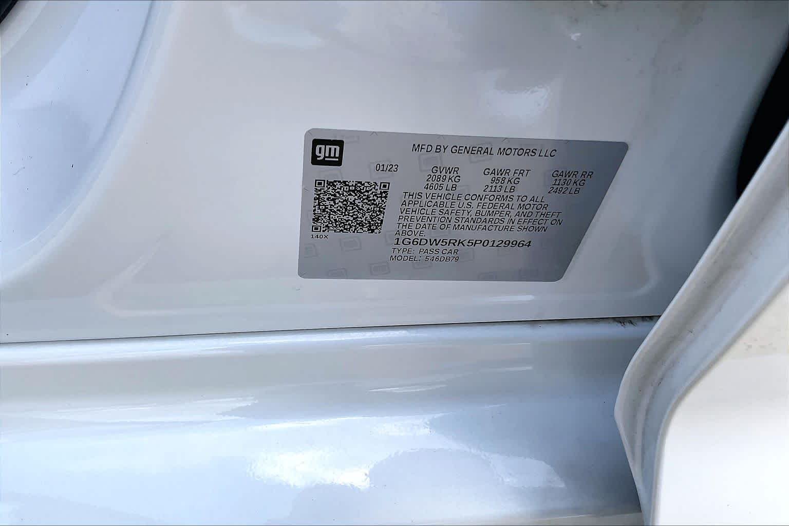 Used 2023 Crystal White Tricoat Cadillac Luxury image 34