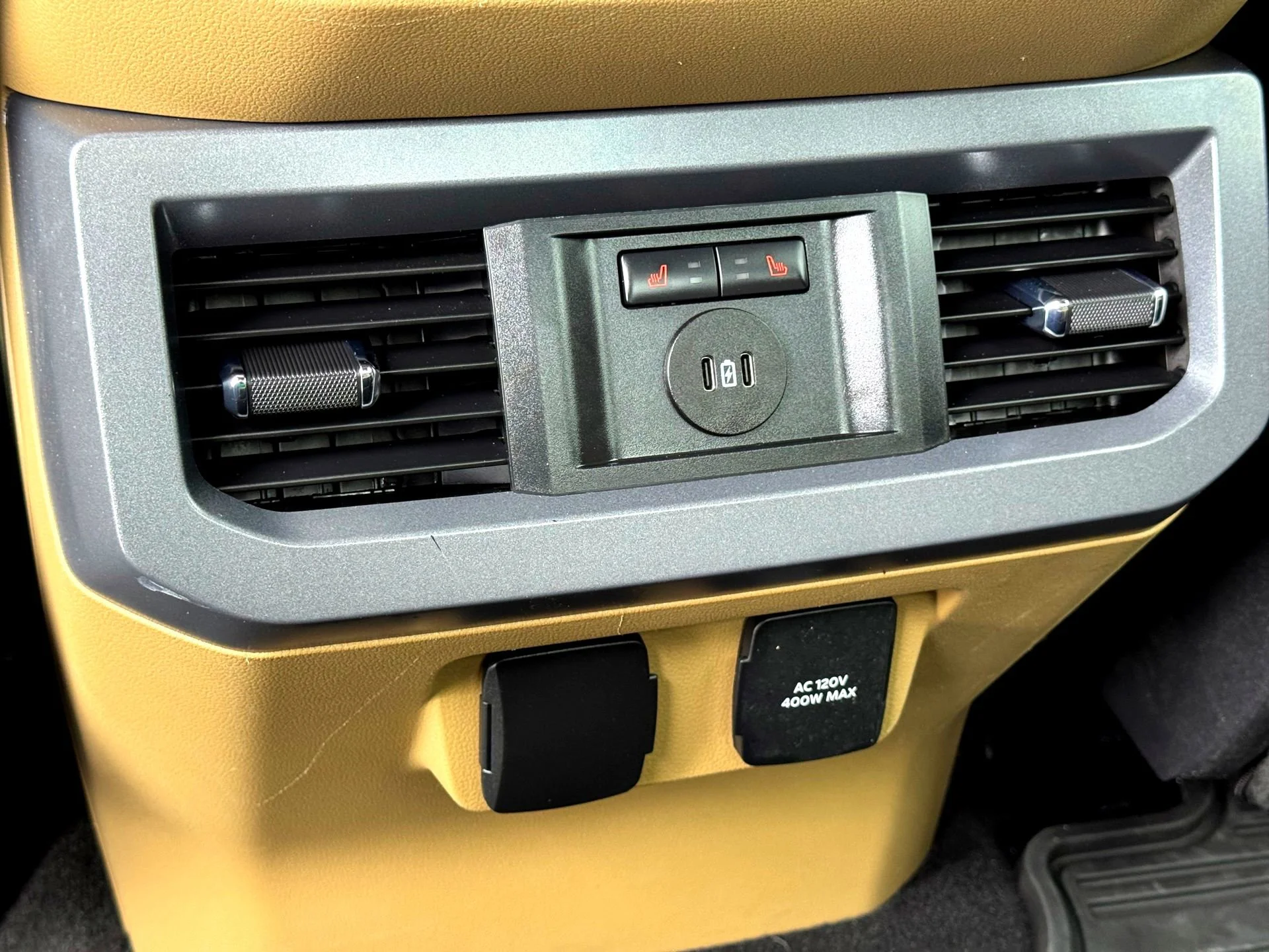 Used 2024  Ford Lariat image 19