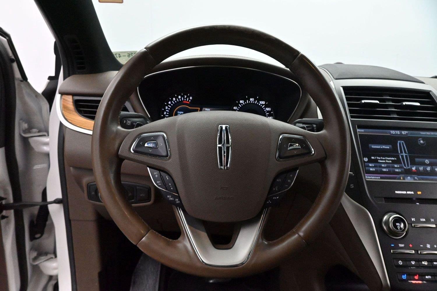 Used 2015 White Platinum Metallic Tri-Coat Lincoln FWD 4dr image 15