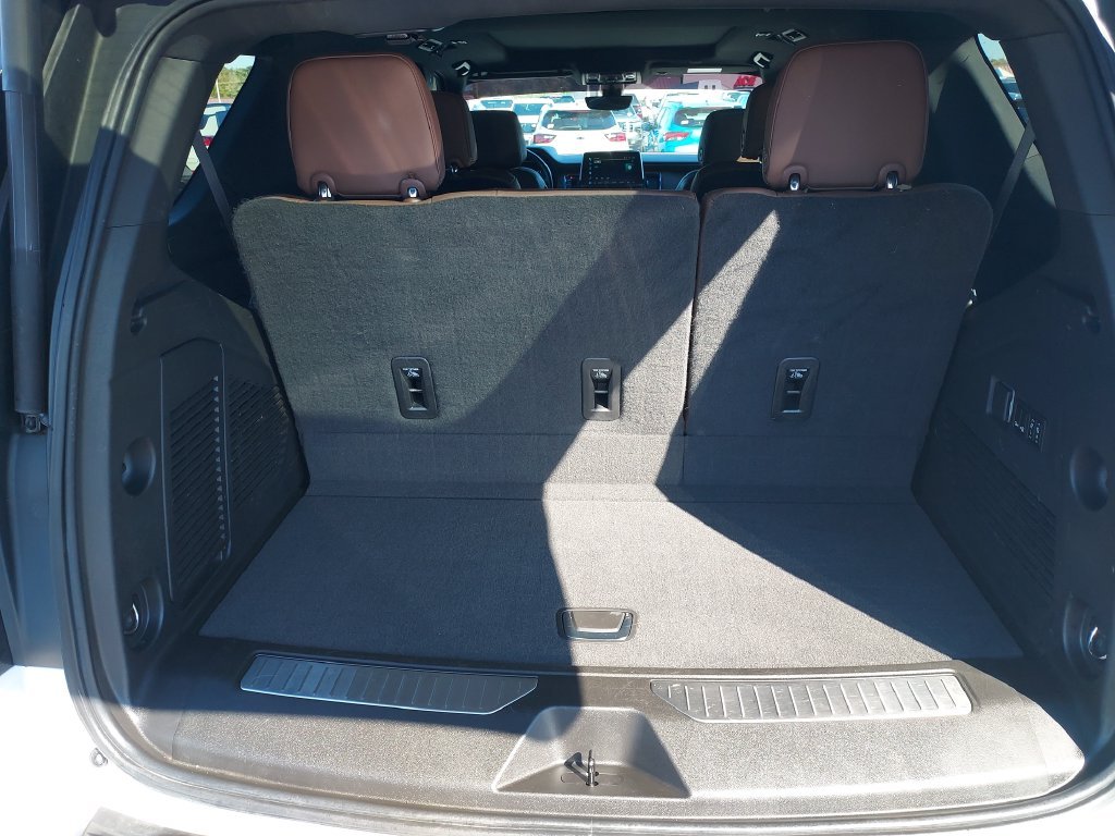 Used 2022 White Chevrolet High Country image 9
