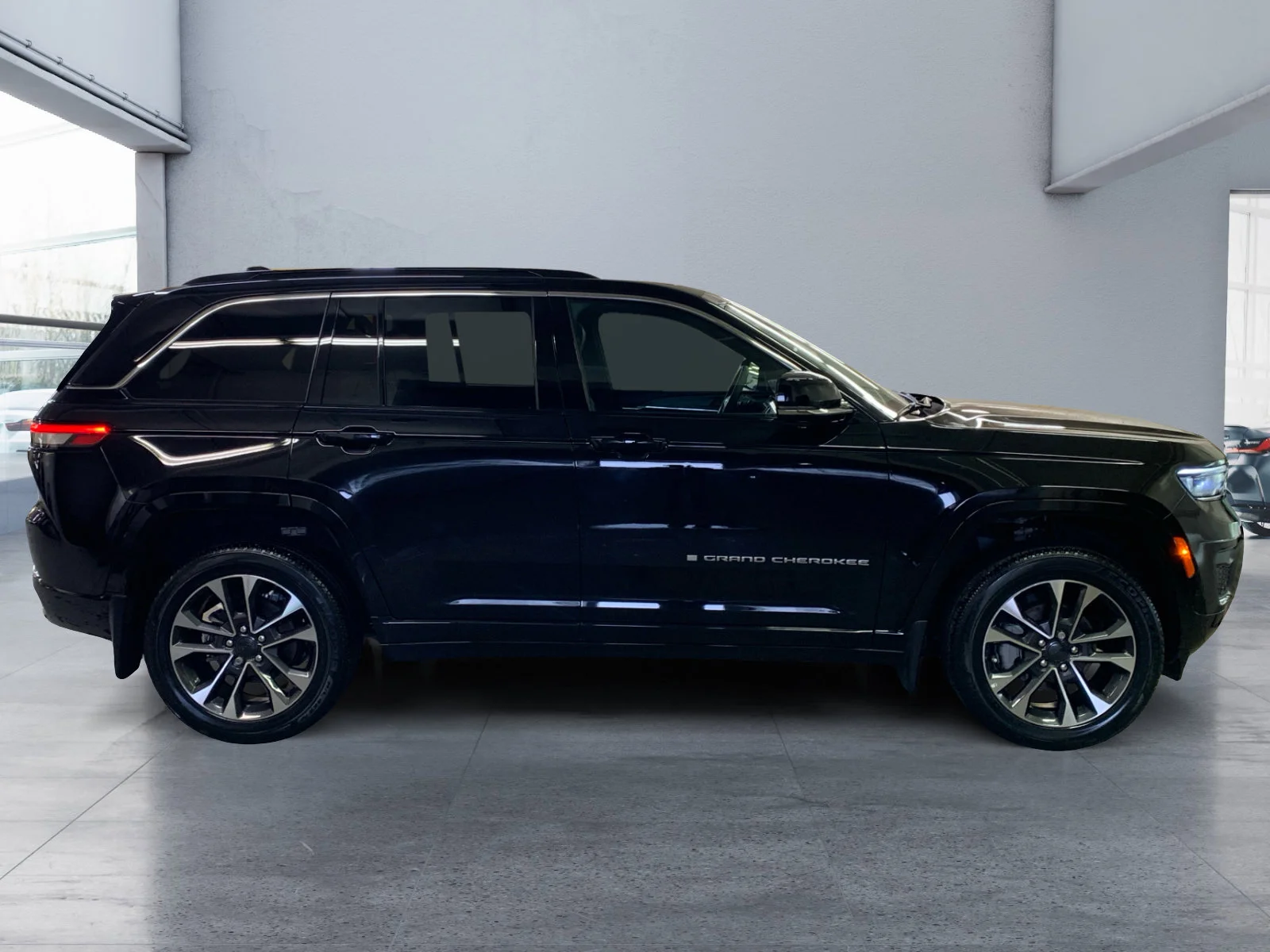 Used 2025 Diamond Black Crystal Pearl Jeep Overland image 6
