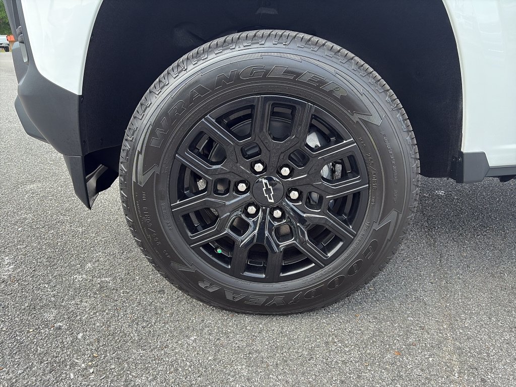 New 2026 Summit White Chevrolet WT image 9