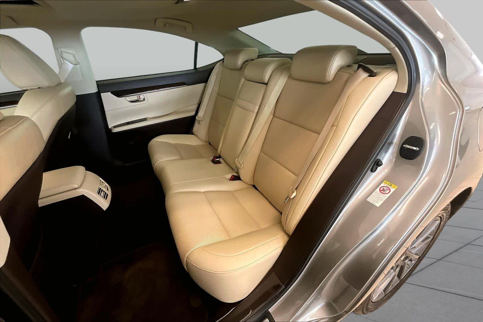 Used 2018 Atomic Silver Lexus  image 17