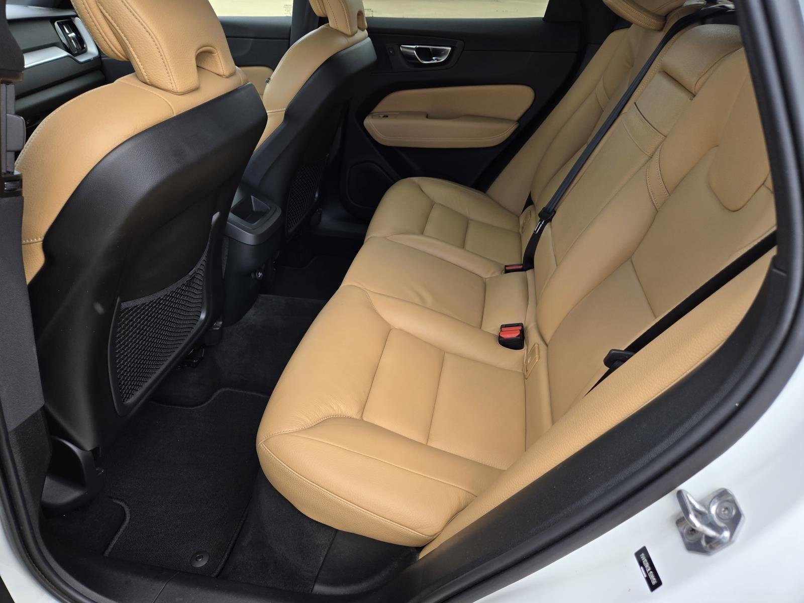 Used 2020 Ice White Volvo Momentum image 31