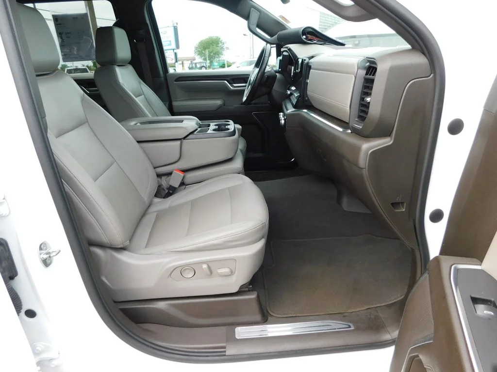 Used 2023 White GMC SLT image 23