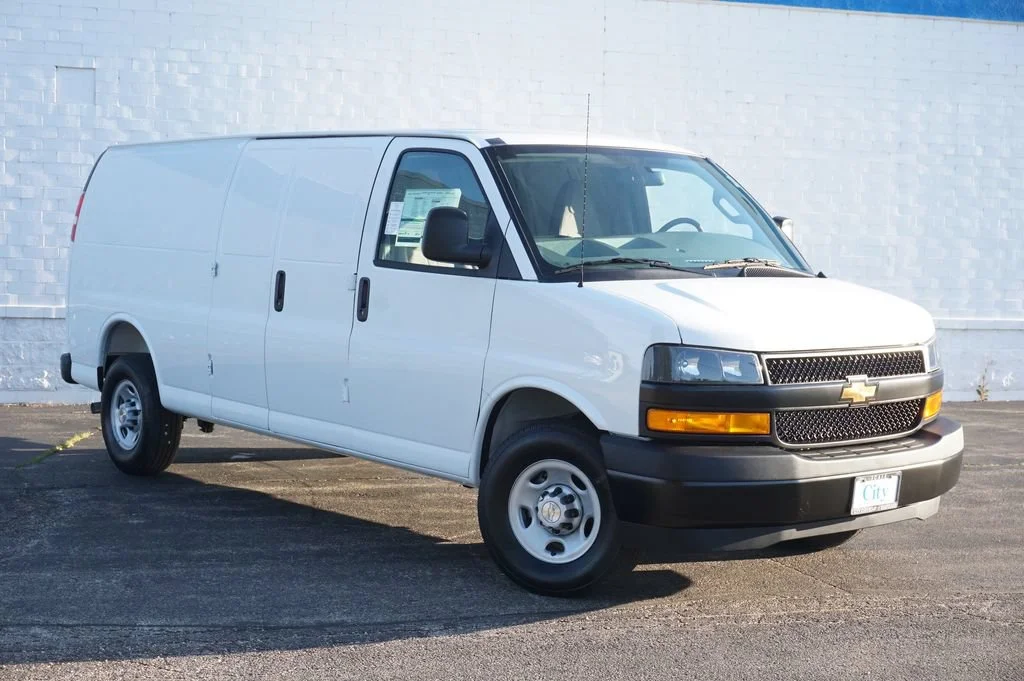New 2026 Summit White Chevrolet WT image 3