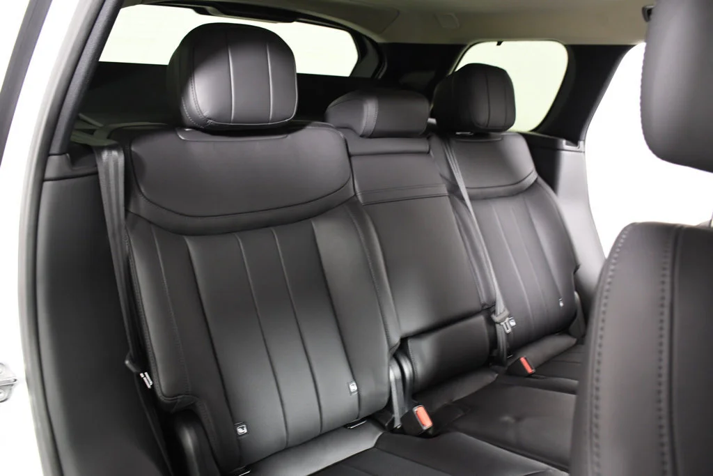 Used 2026  Land Rover SE image 22