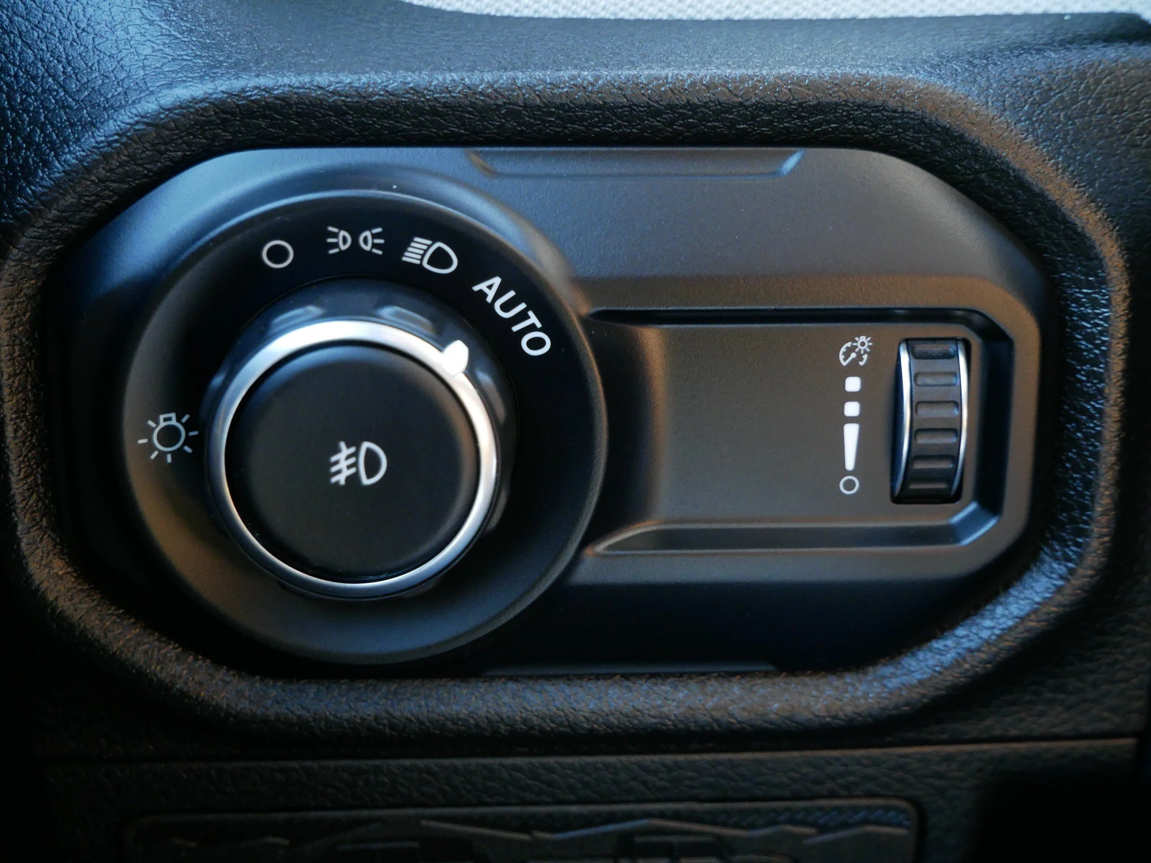Used 2024 Anvil Clear Coat Jeep Sport S image 25