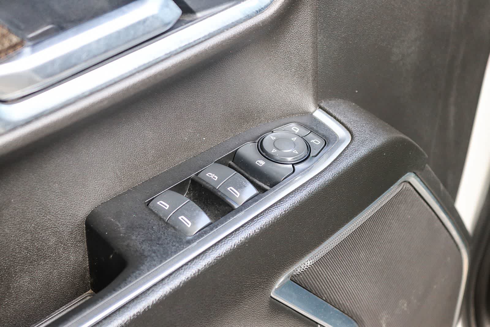 Used 2025 Summit White Chevrolet LT image 18