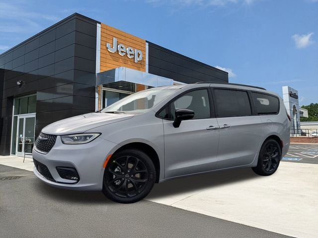 2026 Chrysler Pacifica Limited's photo