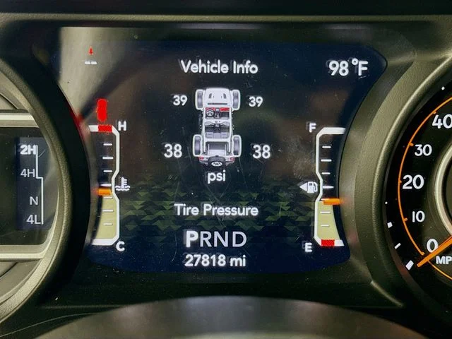 Used 2024  Jeep Sport S image 12