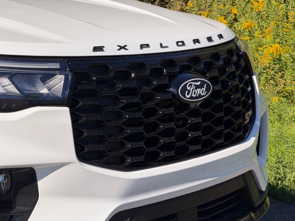 New 2027 Star White Metallic Tri-Coat Ford ST image 24