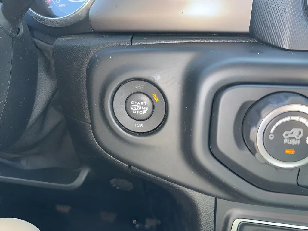 Used 2020  Jeep Sport image 20